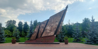 В сердце Белоусовского парка, на “Аллее победителей”, возвышается особенный памятник — монумент “Бессмертного полка”. - Управление культуры и туризма