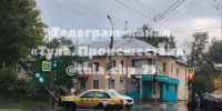 На улице Мира в Туле водитель такси снес светофор - ИА Тульская служба новостей
