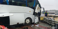 В автобусе находились 50 человек, из них 48 пассажиров и 5 детей. Спасатели сообщают, что в результате аварии не возникло затора, не произошло разлива горюче-смазочных материалов и возгорания. - ГТРК