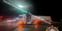 Водитель фуры протаранил Renault и врезался в преграду на улице Рязанской в Туле - Центр 71
