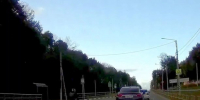 Под Тулой водитель мопеда лихо и опасно промчал по встречке - Myslo.Ru