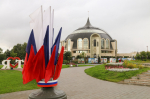 Улицы Тулы украсили композициями в цветах триколора