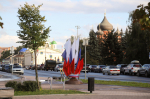 Улицы Тулы украсили композициями в цветах триколора