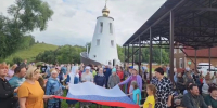 Члены палаты развернули у корабля-храма большое полотнище России - Общественная палата