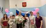 33 новорожденных получили памятные знаки на День Государственного флага в Туле