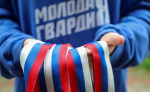 Волонтеры «Единой России» поздравили жителей с Днем Государственного флага России