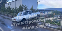 Водитель ﻿«ВАЗа» потерял управление и оказался на заборе на Одоевском шоссе в Туле - ИА Тульская служба новостей