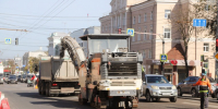 В настоящее время строители уже выполнили 50% работ: проведено фрезерование старого покрытия, уложен выравнивающий слой асфальтобетона и ведется установка нового бордюрного камня. - ГТРК