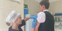 Вакцинация против гриппа проходит прямо в учебных классах — медики городской больницы №2 имени Е.Г. Лазарева организовали выездные прививочные пункты в лицее №2 и центре образования №7.  - ГТРК