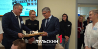 Дмитрию Миляеву подарили самодельные шахматы - ТК Первый Тульский