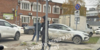 Машина вылетела на тротуар после ДТП на улице Комсомольской в Туле - ИА Тульская служба новостей