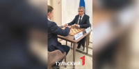 Дмитрий Миляев сыграл в шахматы с гроссмейстером Сергеем Карякиным - ТК Первый Тульский