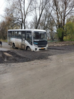 Пассажирский автобус в Алексине застрял в асфальтной крошке
