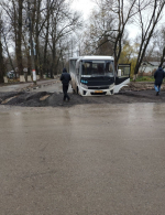 Пассажирский автобус в Алексине застрял в асфальтной крошке