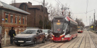 Припаркованный автомобиль перекрыл движение трамваев по ул. Коминтерна - Myslo.Ru
