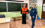 Инспекторы ГИМС МЧС России научили дeтей оказывать помощь провалившемуся под лед