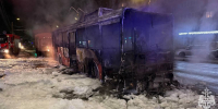 Троллейбус загорелся во время движения: вспыхнула кабина - Myslo.Ru