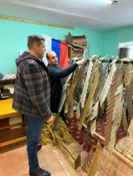 Дмитрий Андросов передал волонтёрам материалы для изготовления маскировочных сетей