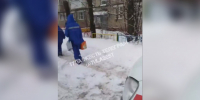 Водителю скорой в Туле пришлось расчищать двор от снега, чтобы погрузить пациента в машину - Myslo.Ru