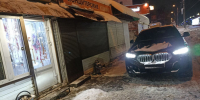В Криволучье BMW без номеров припарковался на тротуаре - Myslo.Ru
