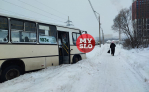 На Калужском шоссе в Туле пригородный автобус въехал в сугроб