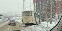 Автобус попал в снежный плен на Калужском шоссе в Туле - Молодой коммунар
