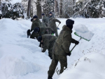 Десантники из Тулы расчистили снег в музее-заповеднике Поленова