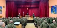 За избиение начальника военнослужащего заковали в наручники на глазах у 300 сослуживцев - ГТРК