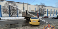 В Туле таксист на скорости влетел в здание и грузовик - Myslo.Ru
