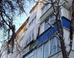 Пятиэтажка на проспекте Ленина заросла сосульками