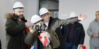 Дмитрий Миляев подарил юному туляку каску и проверил с ним стройку новой школы - ИА Тульская пресса.Ru