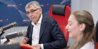 В ходе общения на волне «Вести FM» с детской пресс-службой губернатора Тульской области семиклассница Елизавета Плотникова задала волнующий её и многих сверстников вопрос: как регион помогает подросткам определиться с будущей профессией? На вопрос ответил Дмитрий Миляев. - ГТРК