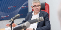 В региональном эфире радиостанции «Вести FM»  губернатор Тульской области Дмитрий Миляев ответил, как часто он встречается со своими одноклассниками и однокурсниками. - ГТРК
