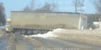 Фуру развернуло поперек дороги в Тульской области - ТК Первый Тульский