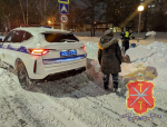 В Туле сотрудники ДПС помогли пенсионерке добраться до водоразборной колонке