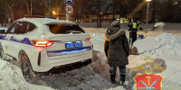 В Туле инспекторы ДПС расчистили пенсионерке дорогу к колонке с водой - ГТРК