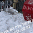 На улице Каминского в Туле ледяная глыба сломала козырек магазина и перекрыла тротуар - ИА Тульская служба новостей