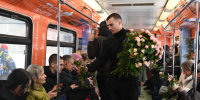 Пассажирки московского метрополитена получили в подарок 1000 тульских роз - Молодой коммунар