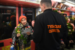 Пассажиркам тульского тематического поезда в Москве подарили розы. Видео