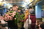 Пассажиркам тульского тематического поезда в Москве подарили розы. Видео