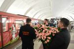 Пассажиркам тульского тематического поезда в Москве подарили розы. Видео