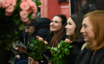 Пассажиркам тульского тематического поезда в Москве подарили розы. Видео