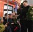 Пассажиркам Московского метро подарили розы, выращенные на тульской земле - ГТРК