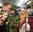 Тулячкам подарили 1000 роз и открытки в Московском метрополитене - Myslo.Ru