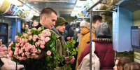 Тулячкам подарили 1000 роз и открытки в Московском метрополитене - Myslo.Ru