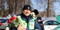Цветы для автоледи: инспекторы ГИБДД поздравили тулячек с 8 Марта - Myslo.Ru