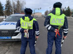 Цветы и комплименты вместо штрафов: тульские автоинспекторы поздравили автоледи с 8 Марта