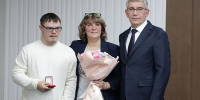 Дмитрий Миляев вручил удостоверение Мастера спорта тульскому атлету - Молодой коммунар
