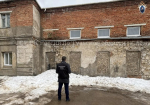 В тульском поселке Барсуки на 17-летнего парня упала наледь