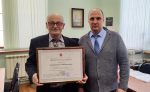 Заместитель министра - директор департамента строительства министерства строительства Тульской области Тимофей Хирский наградил ветерана стройотрасли